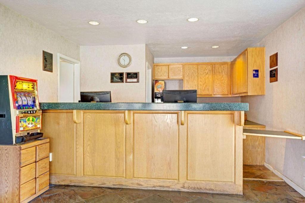 Howard Johnson By Wyndham South Lake Tahoe Bagian luar foto